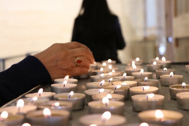 Candles Church Prayer Light Flame  - tahseenwahdat / Pixabay